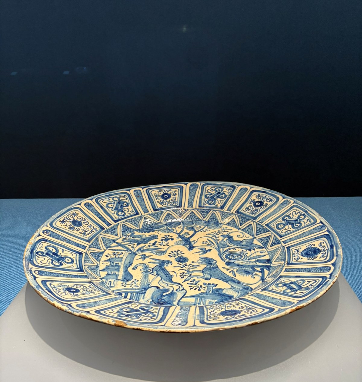 葡萄牙里斯本製錫釉陶藍白開光動物紋盤