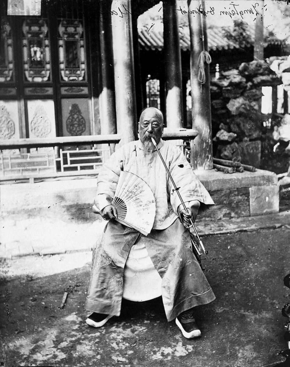 John Thomson所攝戶部尚書董恂拿著旱煙管的肖像