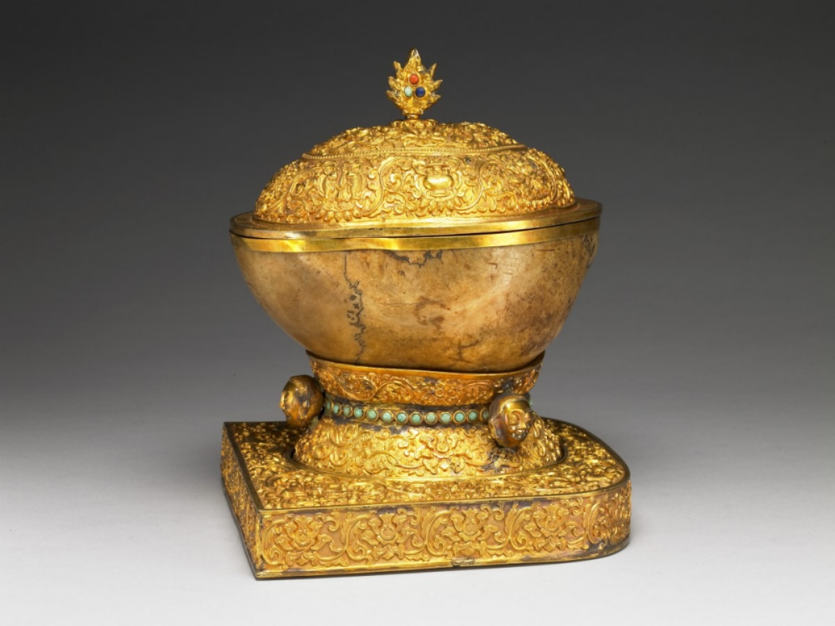 人類顱骨加工所做供碗，上配金蓋，下配托座。